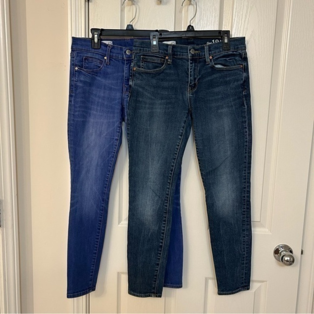 2 Pairs of Gap 1969 Legging Jeans in Stylish Blue and Dark Blue Size 27 Short